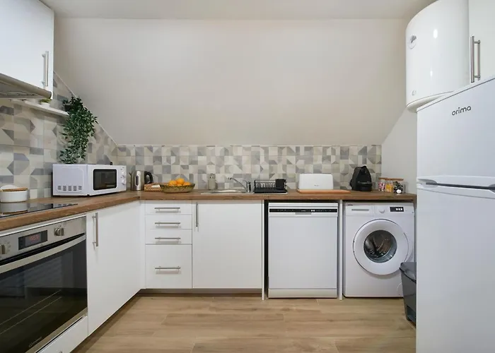Renovated House Near Beaches, By Timecooler Hébergement de vacances *
