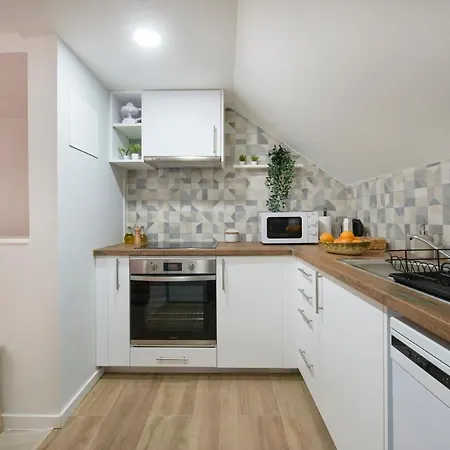 Renovated House Near Beaches, By Timecooler *