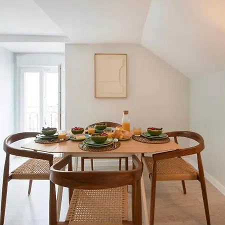 Renovated House Near Beaches, By Timecooler Setúbal