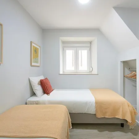 Renovated House Near Beaches, By Timecooler * Setubal
